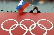 پرچم روسیه در کنار نشان المپیک در بازی‌های زمستانی سوچی به تاریخ ۱۸ فوریه ۲۰۱۴.