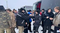 Prisioneiros de guerra na Rússia chegam à Ucrânia, após libertação