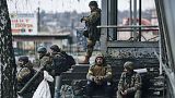 Ukrán katonák pihennek Bahmut sotroma során, 2022. december 17.-én