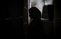 Hindistan'ın Assam eyaletinde, çocuk yaşta evlenen 17 yaşındaki Sonali Begüm isimli kız çocuğu, 23 yaşındaki eşi Sıddik Ali gözaltına alındıktan sonra evinde ağlarken