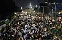 Kormányellenes tüntetők Tel-Avivban
