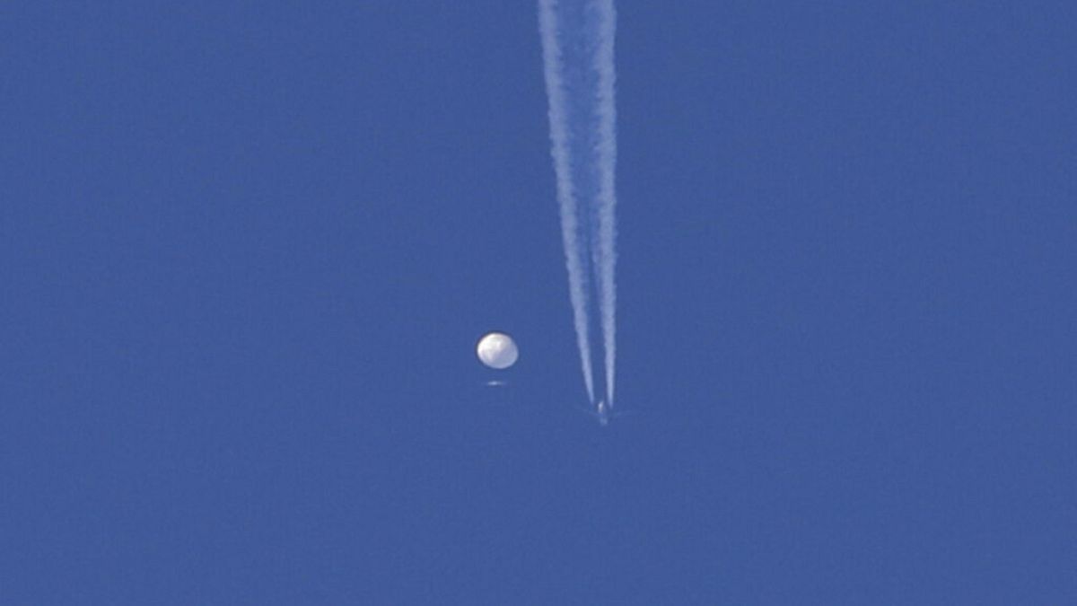 Balão chinês avistado nos EUA sobre Kingstown, N.C, quando um avião passava por baixo