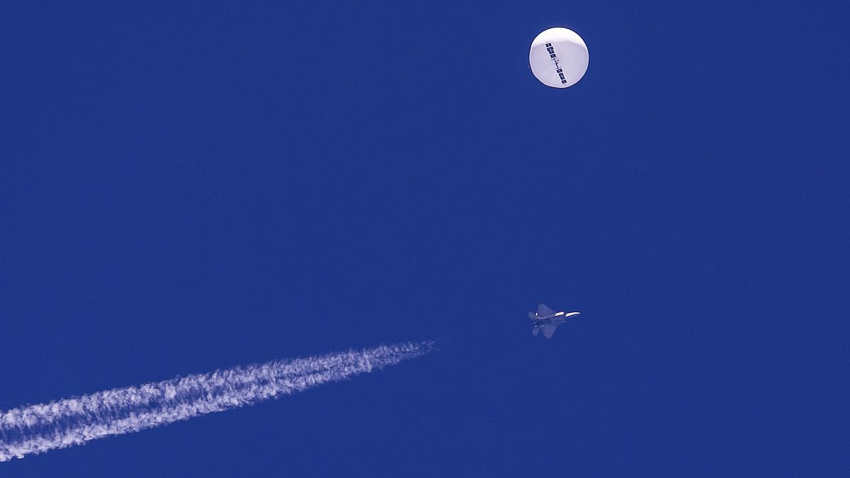 A kínai kémballon, és egy amerikai vadászgép Észak-Karolina állam partjainál