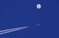 A kínai kémballon, és egy amerikai vadászgép Észak-Karolina állam partjainál