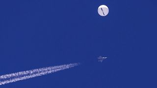 بالون صيني كبير فوق المحيط الأطلسي، قبالة ساحل ولاية كارولينا الجنوبية، وتحته تلوح طائرة مقاتلة أمريكية. 2023/02/04
