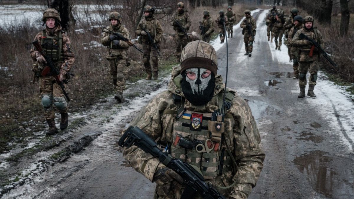 Украинские военнослужащие идут по дороге к своей базе недалеко от линии фронта в Донецкой области, 4 февраля 2023 