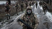 Украинские военнослужащие идут по дороге к своей базе недалеко от линии фронта в Донецкой области, 4 февраля 2023 