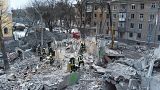 طزاقم إنقاذ تعمل في موقع مبنى تدمر بفعل القصف الصاروخي الروسي على مدينة كراماتورسك في أوكرانيا