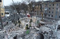 طزاقم إنقاذ تعمل في موقع مبنى تدمر بفعل القصف الصاروخي الروسي على مدينة كراماتورسك في أوكرانيا