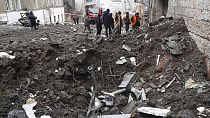  Munkások takarítják el a törmeléket egy lakóépületből, amelyet orosz rakéta talált el, az ukrajnai Harkiv belvárosában, 2023. február 5-én, vasárnap
