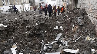  Munkások takarítják el a törmeléket egy lakóépületből, amelyet orosz rakéta talált el, az ukrajnai Harkiv belvárosában, 2023. február 5-én, vasárnap