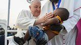 Papa abençoa uma criança, em Juba, Sudão do SUl
