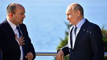 الرئيس الروس فلاديمير بوتين ورئيس الوزراء الإسرائيلي السابق نفتالي بينيت في سوتشي بروسيا 