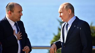 الرئيس الروس فلاديمير بوتين ورئيس الوزراء الإسرائيلي السابق نفتالي بينيت في سوتشي بروسيا 
