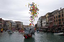 Corso carnavalesco foi feito em barcos em Veneza, Itália