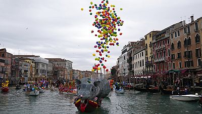 Corso carnavalesco foi feito em barcos em Veneza, Itália 