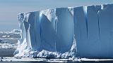 نمایی از بخش فوقانی یک یخ‌تاق در قطب جنوب