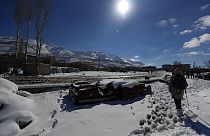 الثلوج تتساقط على مخيمات النازحين في سوريا