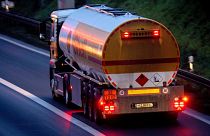 یک کامیون حامل سوخت در بزرگراهی در فرانکفورت آلمان، ۲۷ ژانویه ۲۰۲۳.