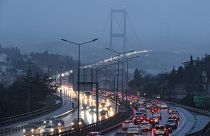  İstanbul'da kentin yüksek kesimlerinden sonra şehir merkezinde de beklenen kar yağışı başladı