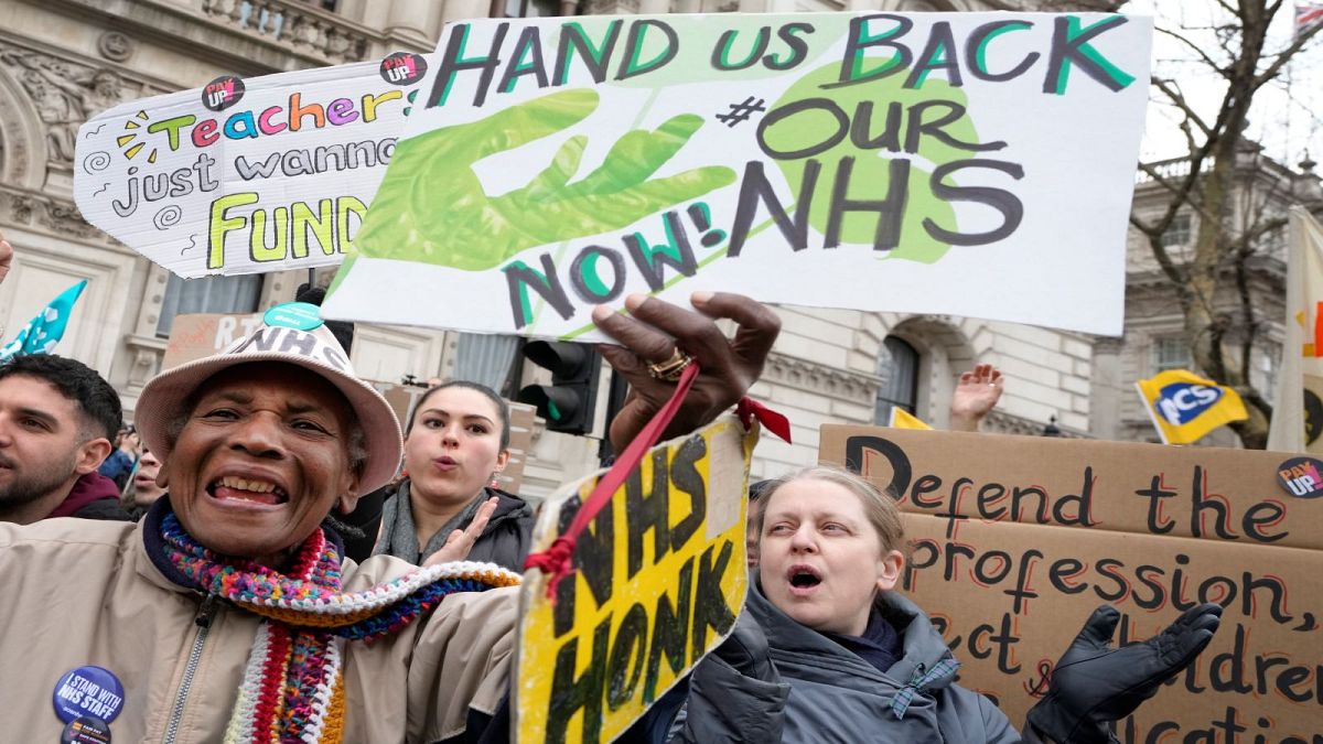 مظاهرة للعاملين بالقطاع الصحي في بريطانيا