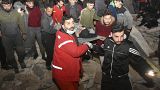 Personas y equipos de emergencia rescatan a personas en camilla de edificios derrumbados en Siria, el lunes 6 de febrero de 2023.
