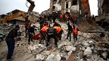 Proteção civil e forças de segurança em operação de busca num prédio colapsado  em Hama, na Síria