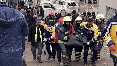 Bombeiros transportam vítima do sismo em Dyarbakir, na Turquia