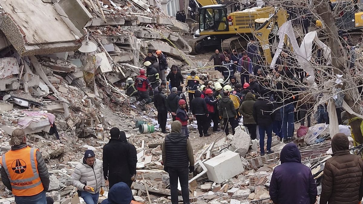 Des secouristes et équipes médicales tentent d'atteindre les résidents piégés dans un bâtiment effondré à la suite à Diyarbakir, le 6 février 2023.