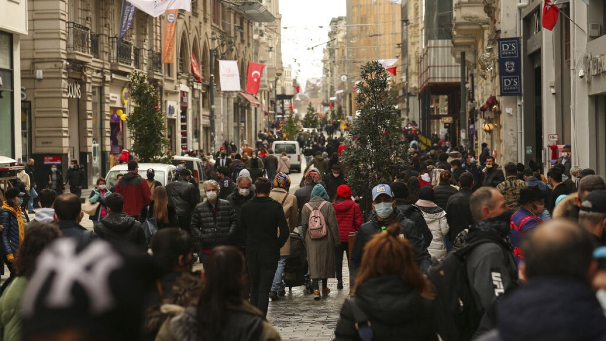 İstanbul'un nüfusu geçen yıl, bir önceki yıla göre 67 bin 51 kişi artarak 15 milyon 907 bin 951 kişiye çıktı