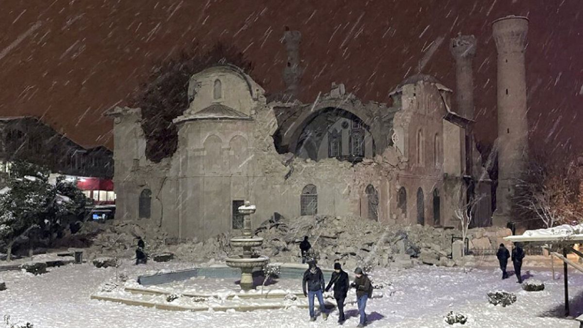 Malatya'da deprem sonucu yıkılan bir cami