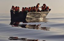 Ein Boot mit Flüchtlingen im Mittelmeer