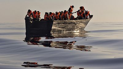 Ein Boot mit Flüchtlingen im Mittelmeer