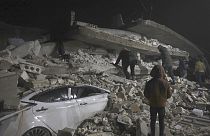 6 Şubat 2023 depreminde Suriye'nin kuzeyindeki Azmarin kentinde yerle bir olan bir bina