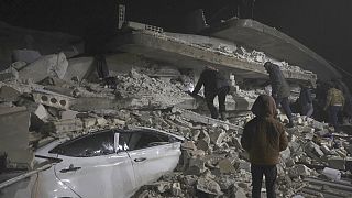 6 Şubat 2023 depreminde Suriye'nin kuzeyindeki Azmarin kentinde yerle bir olan bir bina