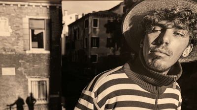 Ein Bild aus der Ausstellung "Venezianische Blicke" in Venedig von Nikos Aliagas