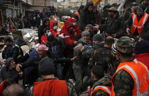 Des secouristes portent une victime du tremblement de terre alors qu'ils fouillent les décombres des bâtiments effondrés à Hama, Syrie, le 6 février 2023.