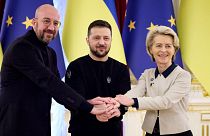Il presidente ucraino Volodymyr Zelensky insieme a quella della Commissione Ursula von der Leyen, e quello del Consiglio europeo Charles Michel a Kiev