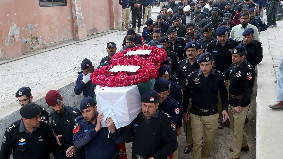  مراسم خاکسپاری یکی از افسران پلیس قربانی بمب‌گذاری انتحاری روز دوشنبه در پیشاور پاکستان. عکس به تاریخ دوم فوریه ۲۰۲۳.