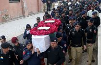  مراسم خاکسپاری یکی از افسران پلیس قربانی بمب‌گذاری انتحاری روز دوشنبه در پیشاور پاکستان. عکس به تاریخ دوم فوریه ۲۰۲۳.
