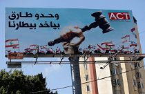 لوحة إعلانات على طريق سريع في مدينة بيروت تدعم القاضي طارق بيطار، المحقق الرئيسي في انفجار مرفأ ميناء بيروت في لبنان عام 2021.
