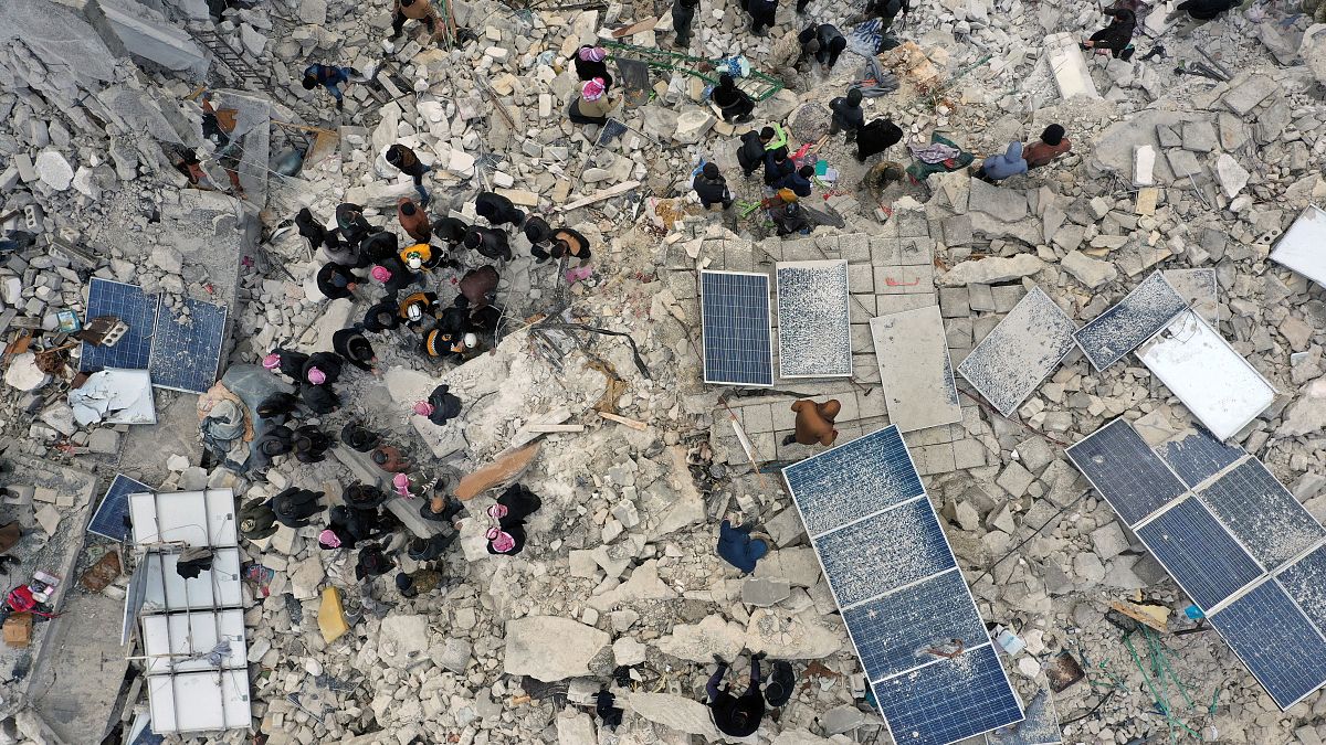 البحث عن مفقودين تحت الأنقاض إثر زلزال في إدلب، سوريا. 2023/02/06