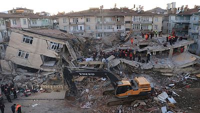فرق الإنقاذ في مدينة ملطية التركية