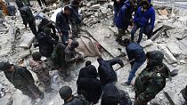 Αναζήτηση επιζώντων στα ερείπια μετά τον σεισμό στην επαρχία Ιντλίμπ της Συρίας