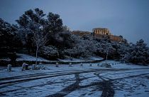 شوارع أثينا مغطاه بالثلوج
