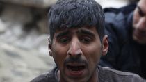 شخص متأثر أثناء قيام عناصر الدفاع المدني السوري وقوات الأمن بالبحث بين حطام المباني المنهارة، في حلب، سوريا، يوم الاثنين 6 فبراير/شباط 2023.