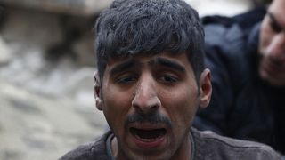 شخص متأثر أثناء قيام عناصر الدفاع المدني السوري وقوات الأمن بالبحث بين حطام المباني المنهارة، في حلب، سوريا، يوم الاثنين 6 فبراير/شباط 2023.