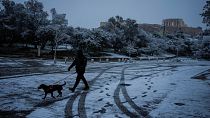 الثلوج تغطي شوارع العاصمة اليونانية