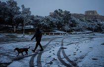 الثلوج تغطي شوارع العاصمة اليونانية