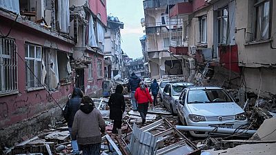 Destroços numa rua de Hatay, na Turquia